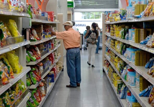 Shoppers in a Venezuelan supermarket. Photo: AFP.
