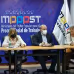 Ministers of the Venezuelan government and representatives of teachers' unions in dialogue discussing vacation bonus. Photo: RedRadioVE.