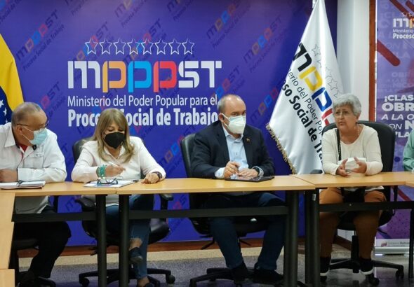 Ministers of the Venezuelan government and representatives of teachers' unions in dialogue discussing vacation bonus. Photo: RedRadioVE.