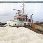 A ship being loaded with magnesite in Nueva Esparta state of Venezuela. Photo: Últimas Noticias.