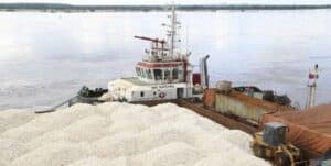 A ship being loaded with magnesite in Nueva Esparta state of Venezuela. Photo: Últimas Noticias.