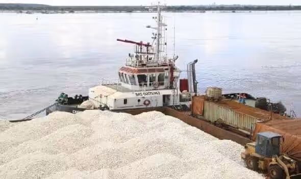 A ship being loaded with magnesite in Nueva Esparta state of Venezuela. Photo: Últimas Noticias.