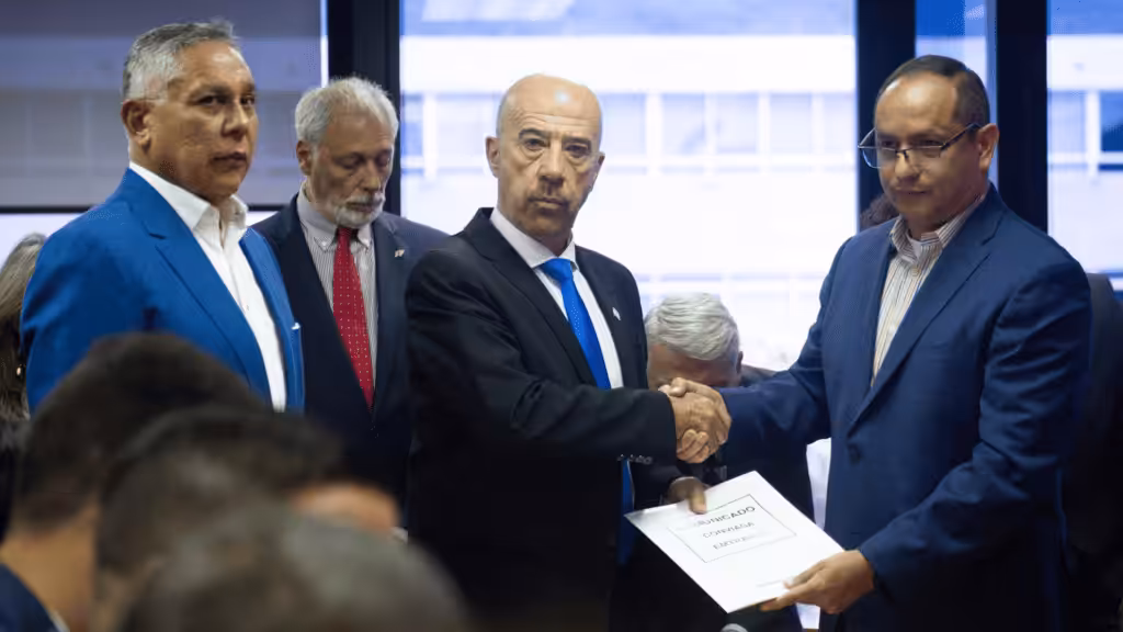 Former Argentinian Ambassador in Venezuela Óscar Laborde (center front) receiving a Venezuelan parliamentary resolution condemning the hijacking of the Venezuelan Boeing 747-300 by Argentinian authorities, from Venezuelan Deputy Pedro Carreño (left), and Venezuelan Minister for Transport Ramón Velásquez (right). Photo: Infobae.