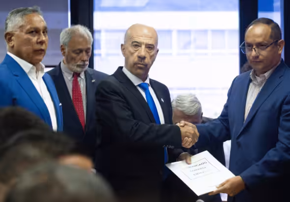 Former Argentinian Ambassador in Venezuela Óscar Laborde (center front) receiving a Venezuelan parliamentary resolution condemning the hijacking of the Venezuelan Boeing 747-300 by Argentinian authorities, from Venezuelan Deputy Pedro Carreño (left), and Venezuelan Minister for Transport Ramón Velásquez (right). Photo: Infobae.