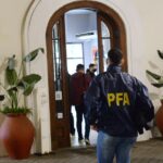 Argentinian Federal Police (PFA) raiding Hotel Plaza Canning in Buenos Aires, where the Boeing-747-300 crew remain in detention, with their passports seized. Photo: Clarin/Luciano Thieberger.
