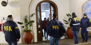 Argentinian Federal Police (PFA) raiding Hotel Plaza Canning in Buenos Aires, where the Boeing-747-300 crew remain in detention, with their passports seized. Photo: Clarin/Luciano Thieberger.