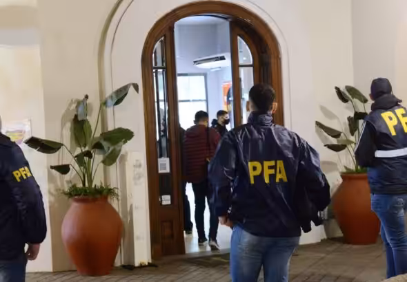 Argentinian Federal Police (PFA) raiding Hotel Plaza Canning in Buenos Aires, where the Boeing-747-300 crew remain in detention, with their passports seized. Photo: Clarin/Luciano Thieberger.