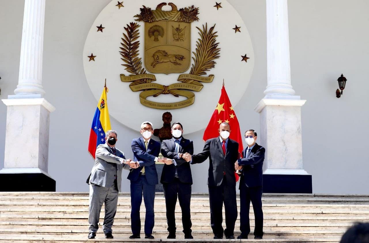 Venezuelan National Assembly Deputy Nicolás Maduro Guerra meets with the Director General for Latin America and the Caribbean of the Chinese Ministry of Foreign Affairs Cai Wai in Caracas. Photo: Twitter/@nicmaduroguerra