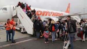 Passengers boarding a Venezuela's state owned Conviasa flight. The Venezuelan government has repatriated thousands of Venezuelans with the Vuelta a la Patria program. File photo.
