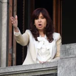 Cristina Fernández de Kirchner greeting hundreds of supporters who gathered in front of the Senate to support her against the political-judicial persecution that aims to disqualify her from running as presidential candidate in 2023. Photo: Urgente24.