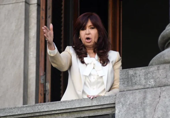 Cristina Fernández de Kirchner greeting hundreds of supporters who gathered in front of the Senate to support her against the political-judicial persecution that aims to disqualify her from running as presidential candidate in 2023. Photo: Urgente24.
