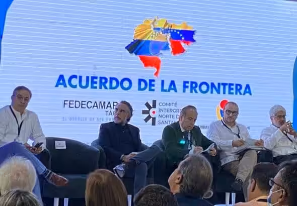 New Colombian authorities and businesspersons from both countries during the second day of the "Acuerdo de la Frontera" meeting held in Cúcuta, August 18, 2022. Photo: Monitoreamos.com.
