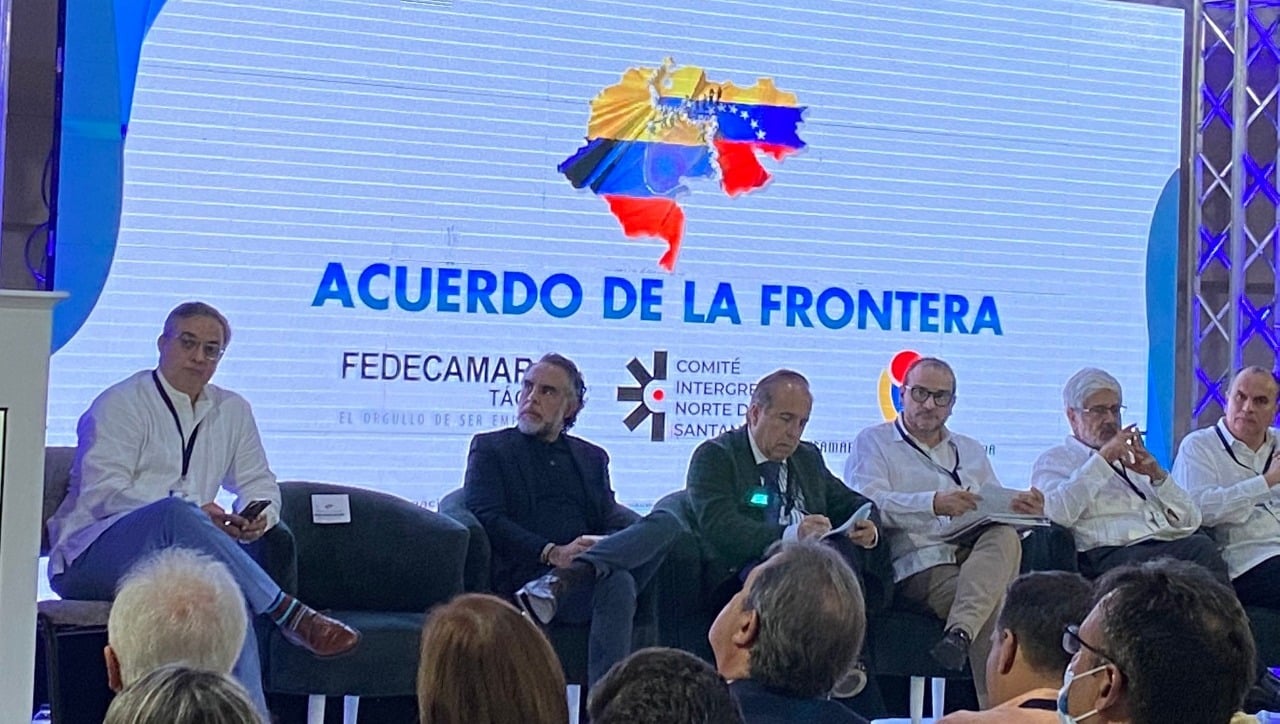 New Colombian authorities and businesspersons from both countries during the second day of the "Acuerdo de la Frontera" meeting held in Cúcuta, August 18, 2022. Photo: Monitoreamos.com.