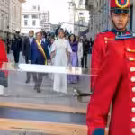 Colombian President Gustavo Petro and his wife, Verónica Alcocer, walking behind the sword of Simón Bolívar, the Liberator. Photo: Reuters/Cesar Carrión.