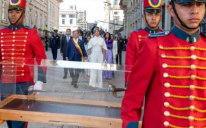 Colombian President Gustavo Petro and his wife, Verónica Alcocer, walking behind the sword of Simón Bolívar, the Liberator. Photo: Reuters/Cesar Carrión.