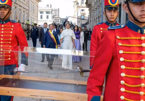 Colombian President Gustavo Petro and his wife, Verónica Alcocer, walking behind the sword of Simón Bolívar, the Liberator. Photo: Reuters/Cesar Carrión.