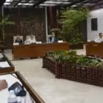 Cuban Foreign Minister, Bruno Rodríguez Parrilla, greets the Colombian delegations. Photo: Juvenal Balán.