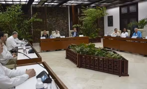 Cuban Foreign Minister, Bruno Rodríguez Parrilla, greets the Colombian delegations. Photo: Juvenal Balán.