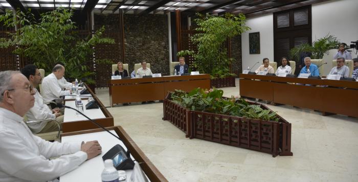 Cuban Foreign Minister, Bruno Rodríguez Parrilla, greets the Colombian delegations. Photo: Juvenal Balán.