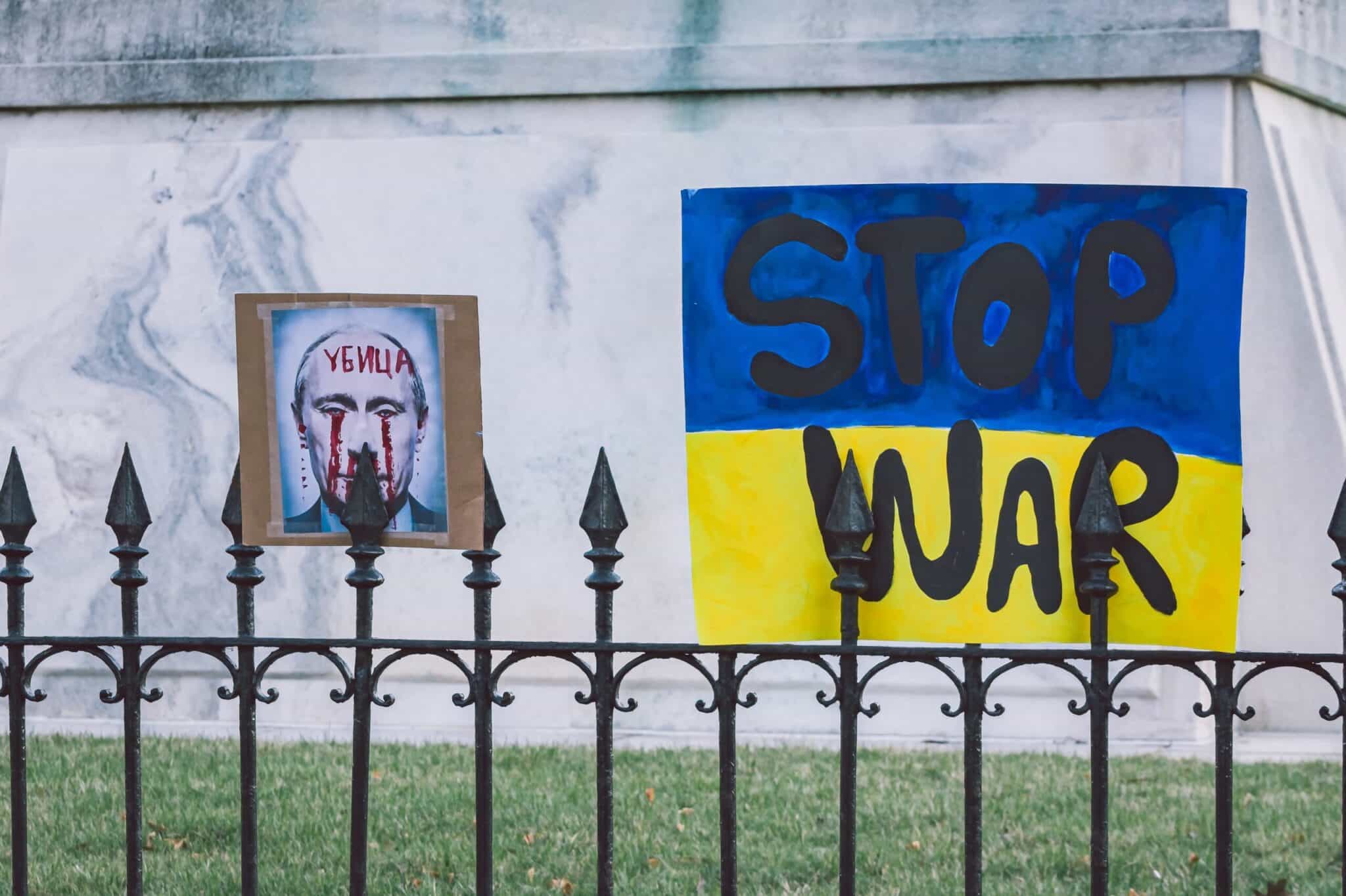 Wall painted with the face of the Russian president with blood in his eyes and next to it a propaganda that says stop war over a Ukrainian flag. Photo: Gayatri Malhotra