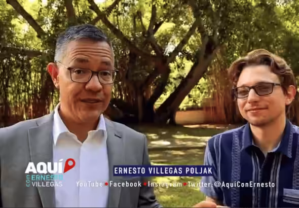 Venezuelan Minister for Culture Ernesto Villegas (left) and US writer Lucas Koerner (right). Photo: Aqui con Ernesto Villegas.