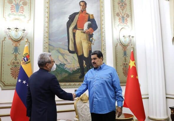Venezuelan President Nicolás Maduro shakes hands with Chinese Foreign Ministry's General Director for Latin America and the Caribbean Cai Wei at Miraflores Palace, Caracas, on Tuesday, August 2. Photo: Presidential Press.