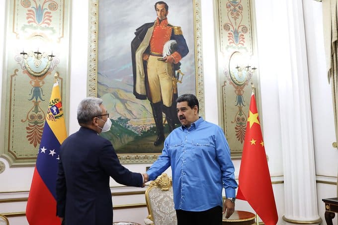 Venezuelan President Nicolás Maduro shakes hands with Chinese Foreign Ministry's General Director for Latin America and the Caribbean Cai Wei at Miraflores Palace, Caracas, on Tuesday, August 2. Photo: Presidential Press.