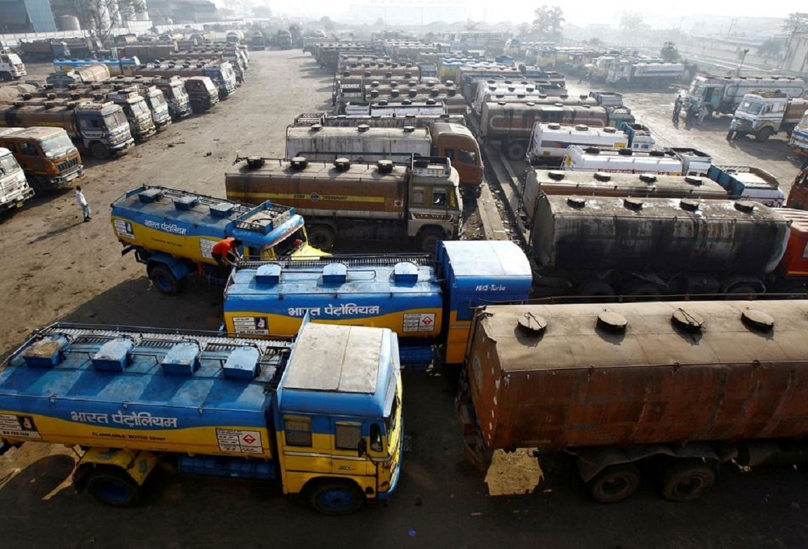 Oil tanker trucks parked at a yard outside a fuel depot on the outskirts of Kolkata, West Bengal, India. Photo: Reuters/Rupak De Chowdhuri.