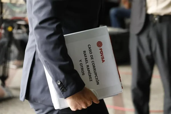 Venezuelan oil minister Tareck El Aissami entering the Public Ministry headquarters holding a dossier that reads in its cover: "PDVSA, Corruption Case, Rafael Ramirez and others." Photo: Twitter/@TareckPSUV.