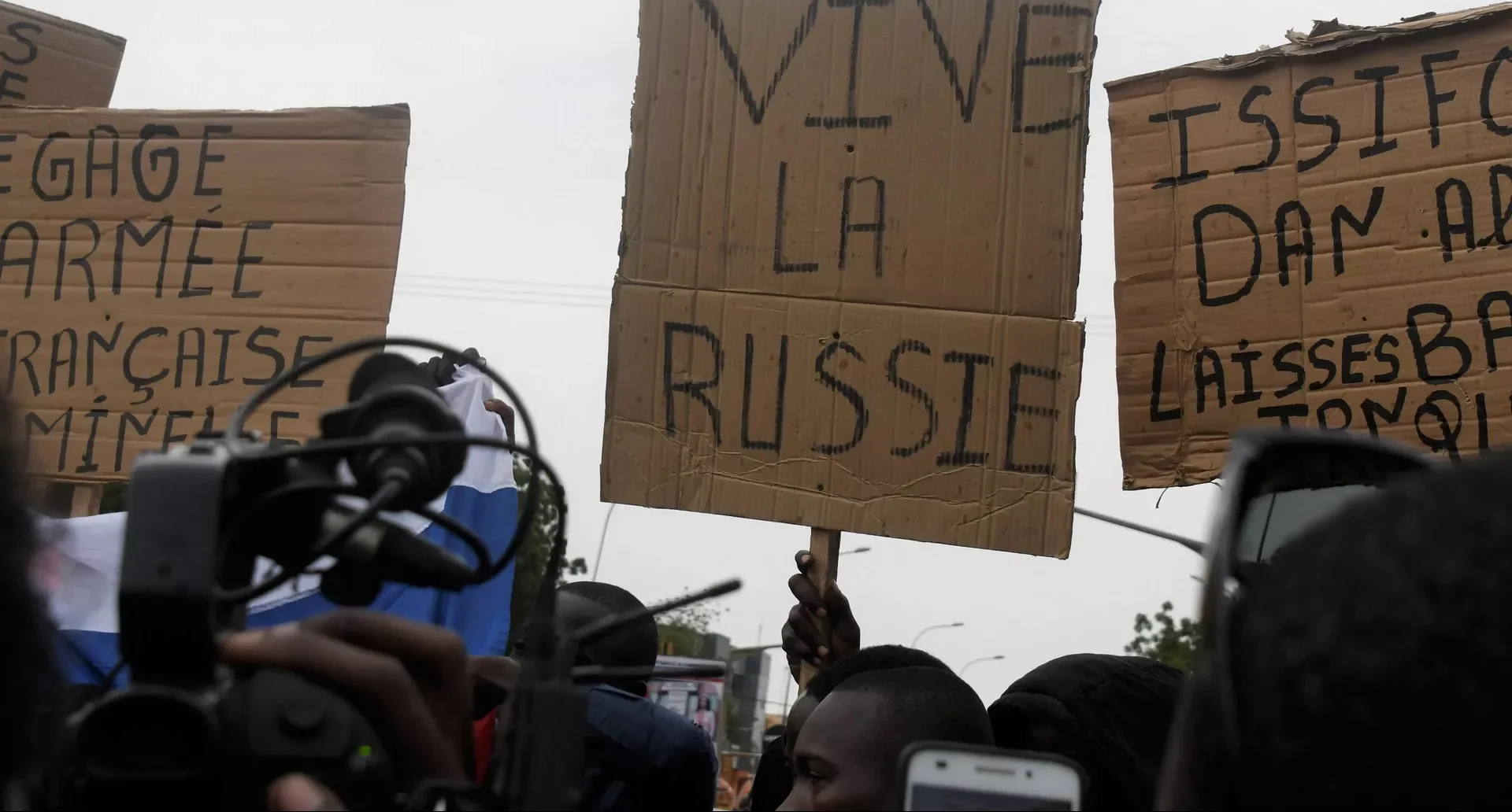 People protesting in the street and carrying signs, one says: "Vive la Russie." Photo: AFP 2022/Boureima Hama.
