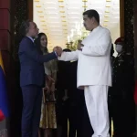 Venezuelan President Nicolás Maduro (right) shakes hands with Colombia's new Ambassador to Venezuela Armando Benedetti, after a meeting at Miraflores Palace. Photo: Ariana Cubillos/AP.