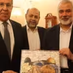 Sergei Lavrov (left) and Ismail Haniyeh (Right) carrying an art piece of Jerusalem.  Photo: Hamas media relations office.