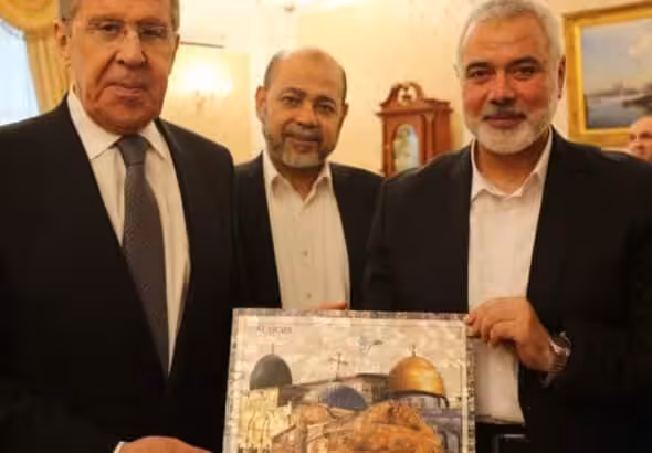Sergei Lavrov (left) and Ismail Haniyeh (Right) carrying an art piece of Jerusalem.  Photo: Hamas media relations office.