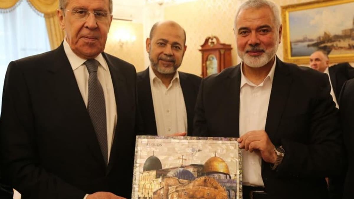 Sergei Lavrov (left) and Ismail Haniyeh (Right) carrying an art piece of Jerusalem.  Photo: Hamas media relations office.