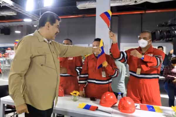 Venezuelan President Nicolás Maduro with PDVSA workers. Photo: Presidential press.
