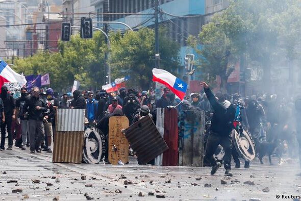 Protesters during Chile's 2019 revolt. Photo: DW.
