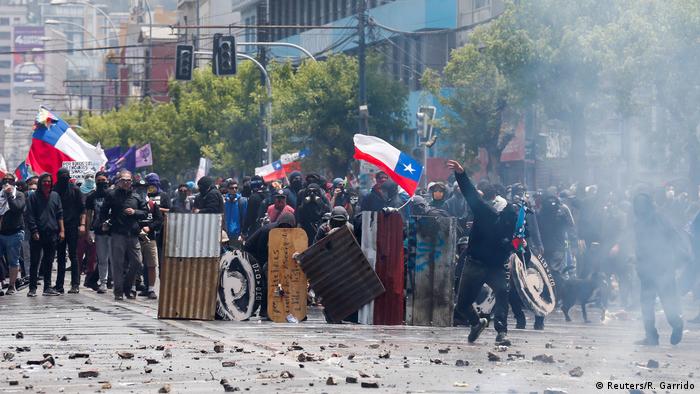 Protesters during Chile's 2019 revolt. Photo: DW.