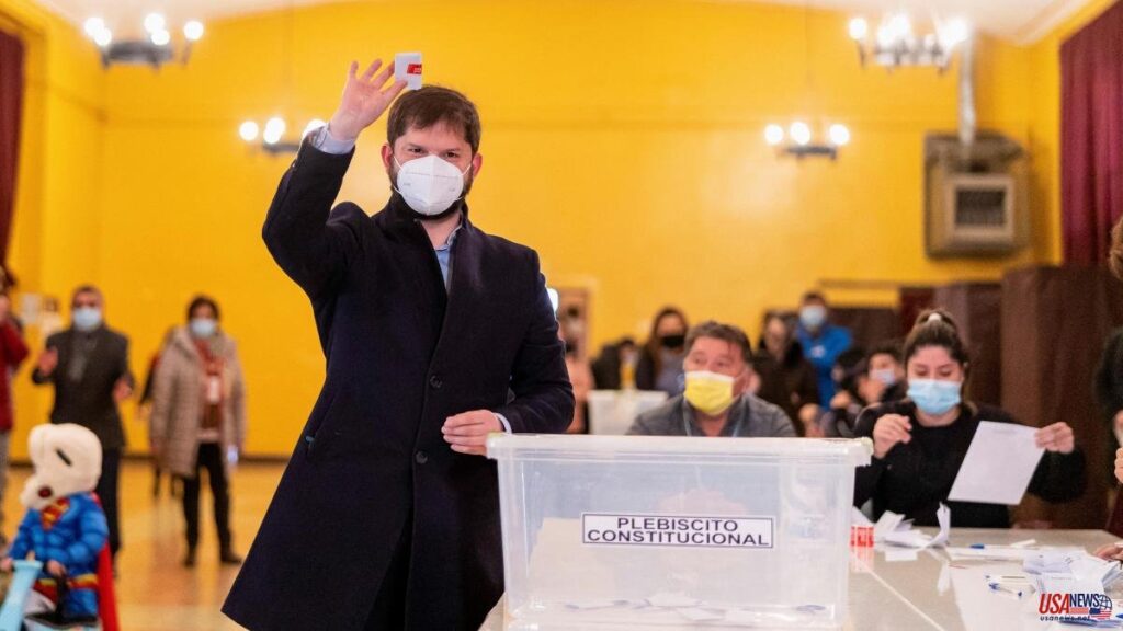 Unpopular Chilean president, Gabriel Boric casting his vote for the constitutional referendum this Sunday, September 4, 2022. Photo: La Vanguardia.