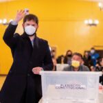 Unpopular Chilean president, Gabriel Boric casting his vote for the constitutional referendum this Sunday, September 4, 2022. Photo: La Vanguardia.