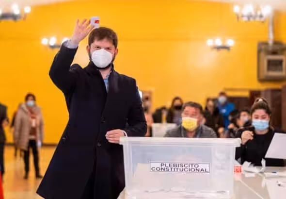 Unpopular Chilean president, Gabriel Boric casting his vote for the constitutional referendum this Sunday, September 4, 2022. Photo: La Vanguardia.