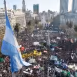 Thousands of Argentinians marching this Friday in front of the seat of the presidency of Argentina, Casa Rosada, Buenos Aires, showing their support for Vice President Cristina Fernández de Kirchner after the assassination attempt against her. Photo: Periodismo en Linea.