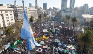 Thousands of Argentinians marching this Friday in front of the seat of the presidency of Argentina, Casa Rosada, Buenos Aires, showing their support for Vice President Cristina Fernández de Kirchner after the assassination attempt against her. Photo: Periodismo en Linea.
