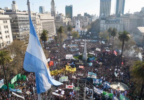 Thousands of Argentinians marching this Friday in front of the seat of the presidency of Argentina, Casa Rosada, Buenos Aires, showing their support for Vice President Cristina Fernández de Kirchner after the assassination attempt against her. Photo: Periodismo en Linea.