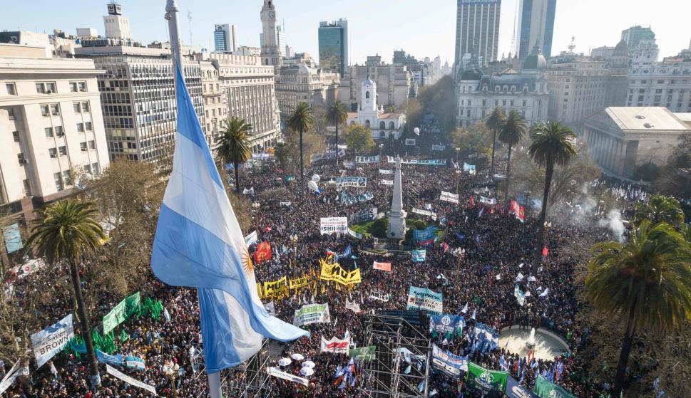 Thousands of Argentinians marching this Friday in front of the seat of the presidency of Argentina, Casa Rosada, Buenos Aires, showing their support for Vice President Cristina Fernández de Kirchner after the assassination attempt against her. Photo: Periodismo en Linea.