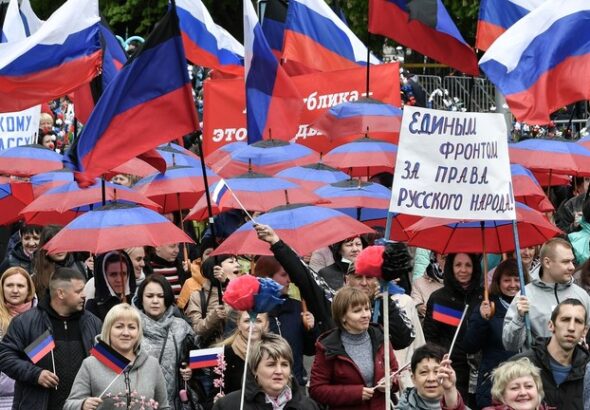 People protesting with Russian flags and with signs in Russian language. Photo: Sputnik/Konstantin Mikhalchevsky.