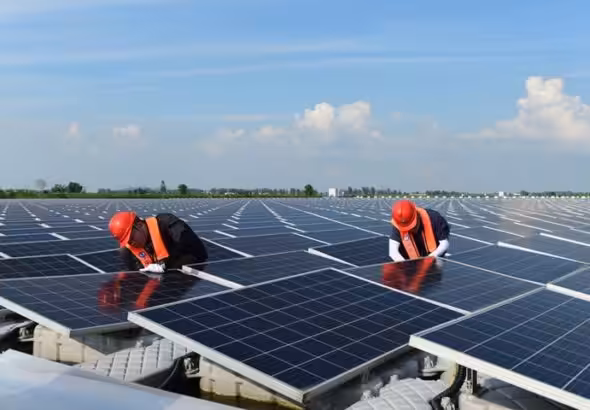 Engineers conduct maintenance work at a floating solar farm in Panji District of Huainan City, east China's Anhui Province, July 20, 2021. Photo: Xinhua.