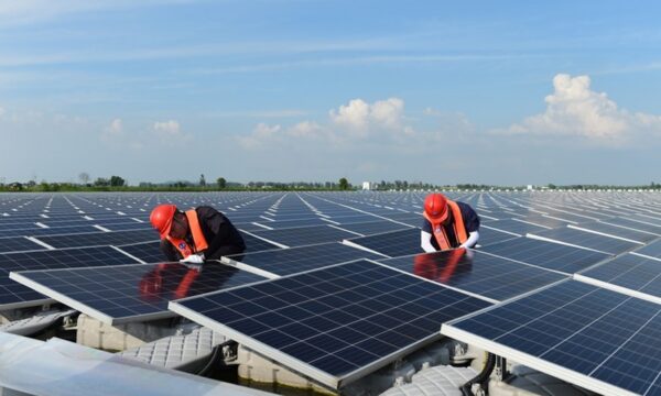 Engineers conduct maintenance work at a floating solar farm in Panji District of Huainan City, east China's Anhui Province, July 20, 2021. Photo: Xinhua.