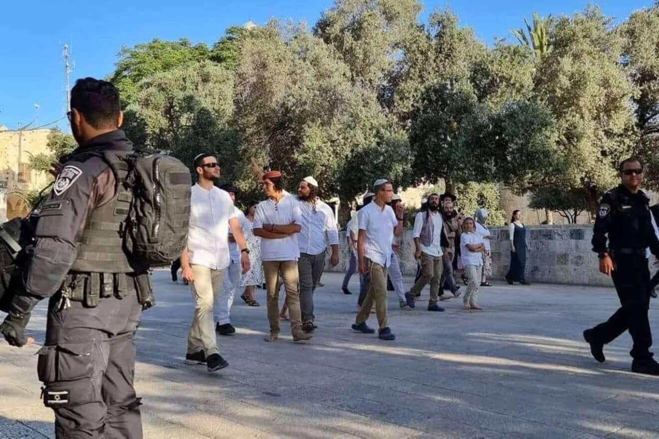 Jewish settlers storm Al-Aqsa Mosque compound. Photo: via Times of Gaza TW page.