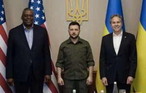 Ukrainian President Volodymyr Zelensky (center) between US Secretary of Defense Lloyd Austin (left) and US Secretary of State Anthony Blinken (right). File photo.