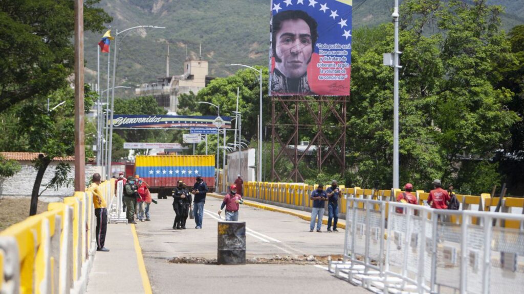 A border crossing between Venezuela and Colombia. Photo: Juan Pablo Cohen/La Opinión.